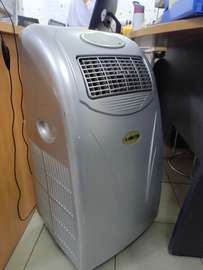 Beko climatiseur mobile gris argenté avec roulettes