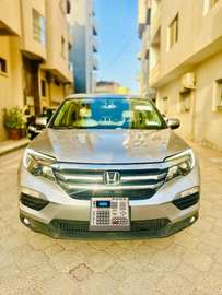Honda SUV 5 portes argent robuste et polyvalent