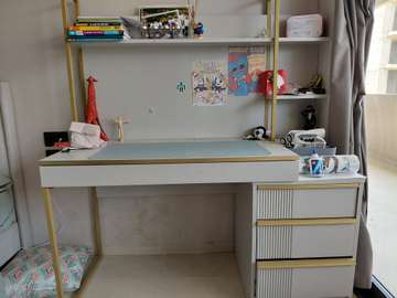 Bureau moderne blanc doré avec rangements intégrés