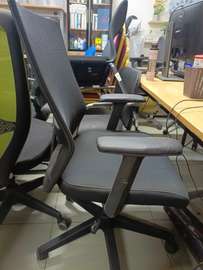 Chaise de bureau ergonomique noire réglable et confortable