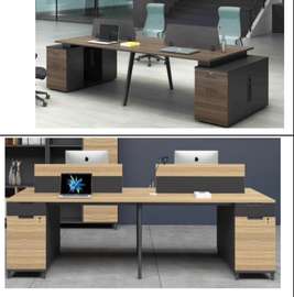 Bureau double bois foncé avec rangements et séparateurs