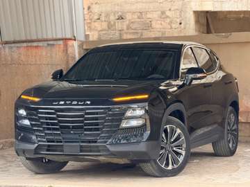 Jetour SUV 5 portes noir avec éclairage LED avant