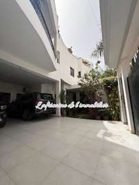 Villa R+2 avec jardin à louer aux almadies