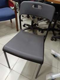 Chaise pliante noire plastique métal ergonomique