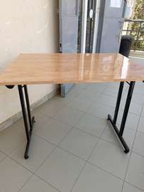 Table pliable bois clair pieds métal pour petits espaces