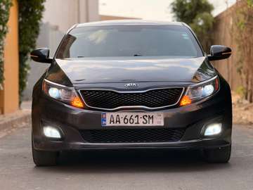 Kia berline noire feux LED très bon état