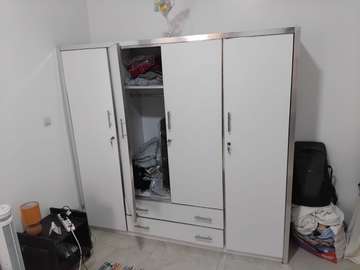 Grande armoire 4 portes blanche, en très bon état.