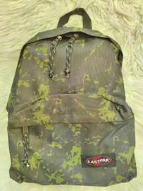 Eastpak sac à dos camouflage vert ou fantaisies spacieux