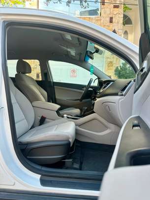 Hyundia tucson image 12