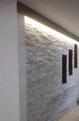 Mur en pierre naturelle blanc cassé moderne image 6