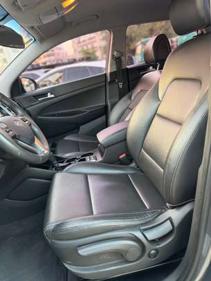 Hyundia Tucson image 9