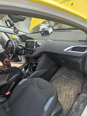 Peugeot 208 image 5