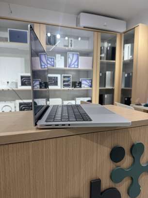 MacBook Pro 2025 14 Pouces - M5 | 24GB RAM | 1 Téra image 3