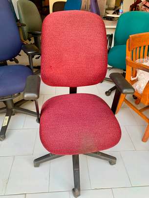 Chaises en plastique et chaises de bureaux image 8