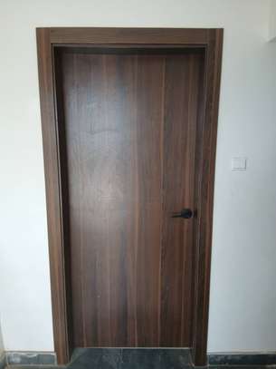 Porte intérieure bois marron foncé design moderne image 2