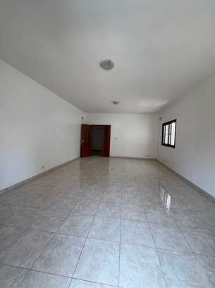 APPARTEMENT F5 À LOUER – NGOR ALMADIES. image 2
