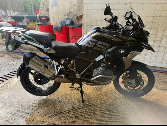 BMW R1250 GS moto  exclusive image 2
