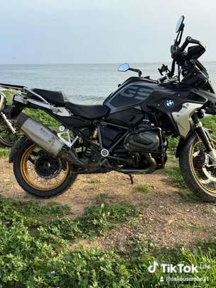 BMW R1250 GS 1250 cm³ noir mat moto d'aventure image 3
