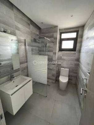 Appartement ( vide) à louer aux Almadies derrière là gondole image 9