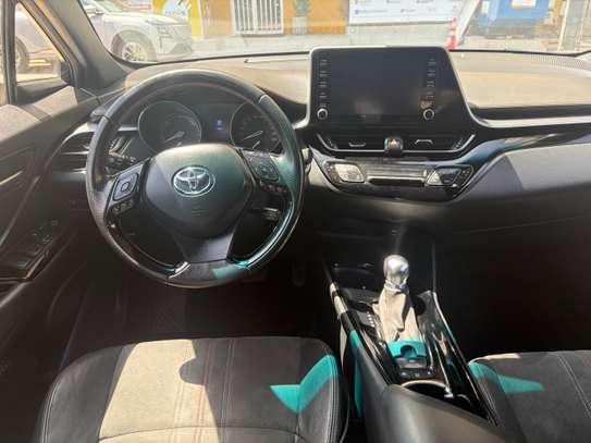 Toyota C-HR hybride SUV compact blanc toit noir image 5