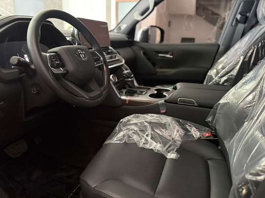 Toyota Land Cruiser VXR 2025 image 11