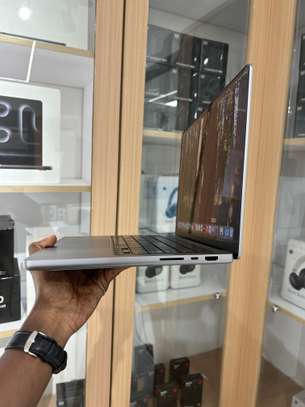 MacBook Pro 2023 14 Pouces - M2 Max | 32GB RAM | 1 Téra image 4