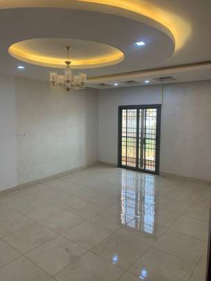 Magnifique villa à Ndiakhirate dans une cité fermé image 4
