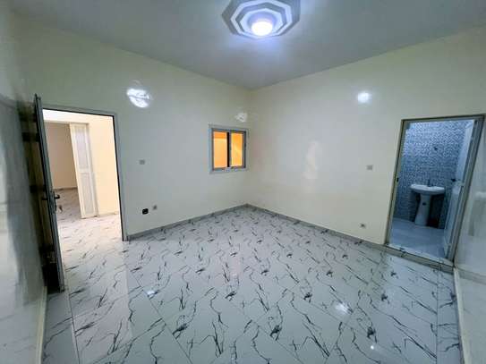Maison en cour de finition 2 niveaux avec garage image 9