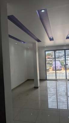 Magasin à louer à Sacre Cœur 3 sur les 2 voies image 9