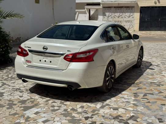 Nissan Altima image 6