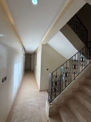 UNE VILLA R+2 A LOUER image 9