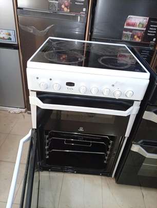 Cuisinière 4 plaque vitrocerame four ventilé Indesit 60/60 image 3