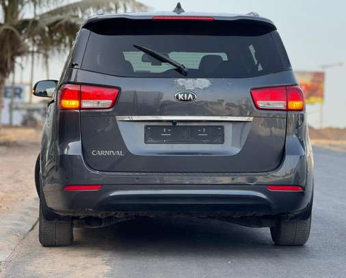 kia carnaval 11place image 3