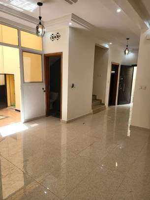 Villa F6 R+1 à Mermoz image 5