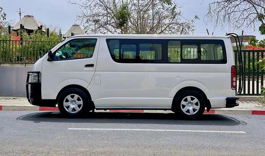 Toyota Hiace utilitaire blanc 14 places robuste image 4