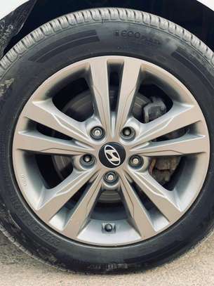 Hyundai Elantra image 3