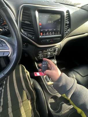 Jeep Cherokee image 5