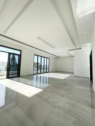 magnifique f4 de standing avec piscine image 1