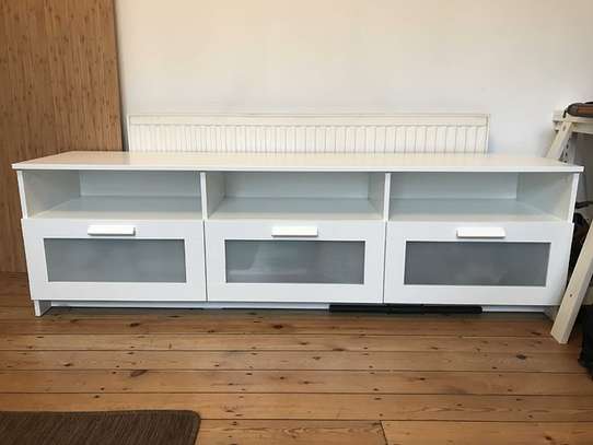 Table télé IKEA avec tiroirs et rangement image 6