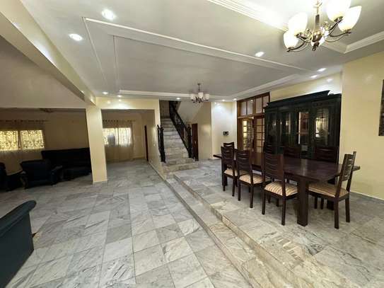 Maison spacieuse avec sol marbre et escalier intérieur image 2