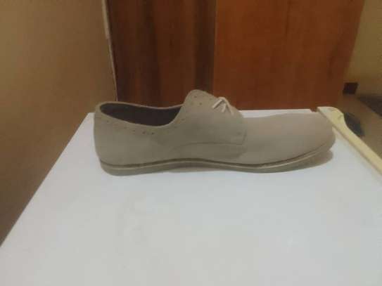 souliers en daim couleur grise image 3