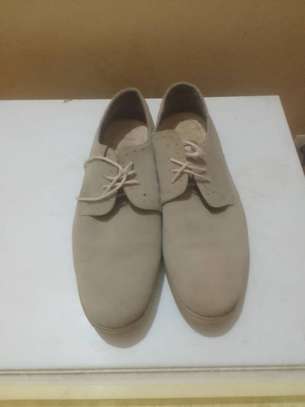 souliers en daim couleur grise image 2