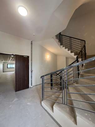 Plateaux de bureau à louer à partir de 465 m² image 9