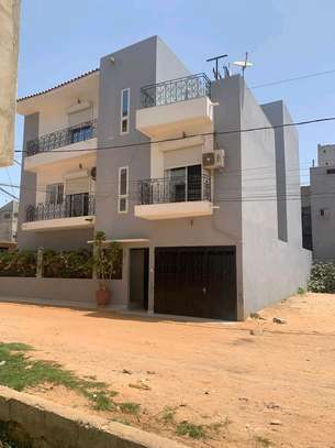 Immeuble R+2 avec jardin à louer (whatsapp uniquement) image 1
