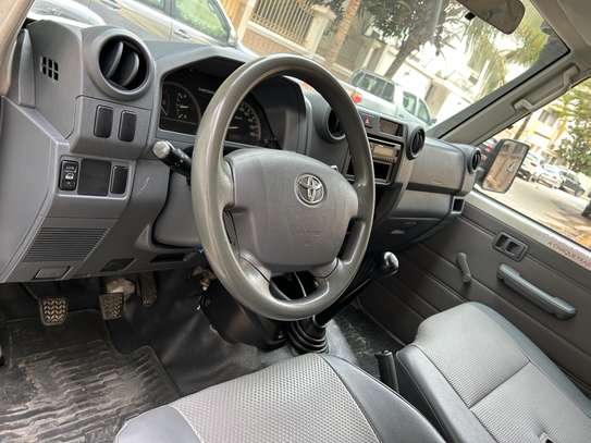 Toyota Land Cruiser HardTop 76 image 9