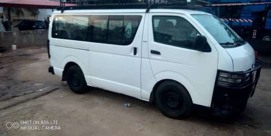 Toyota Hiace 12 places blanc van spacieux fiable image 1