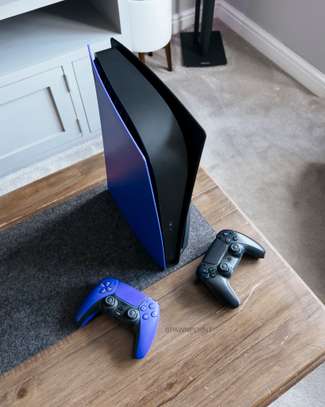 PS5 + 2 manettes +jeux image 1
