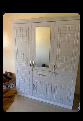 Armoire marron blanc et noire image 5