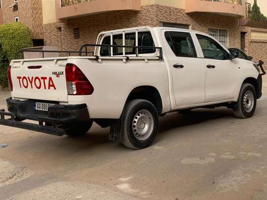Toyota Hilux image 8