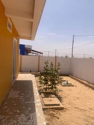VILLA BASSE A LOUER A THIES  CITE DIOBASS image 8